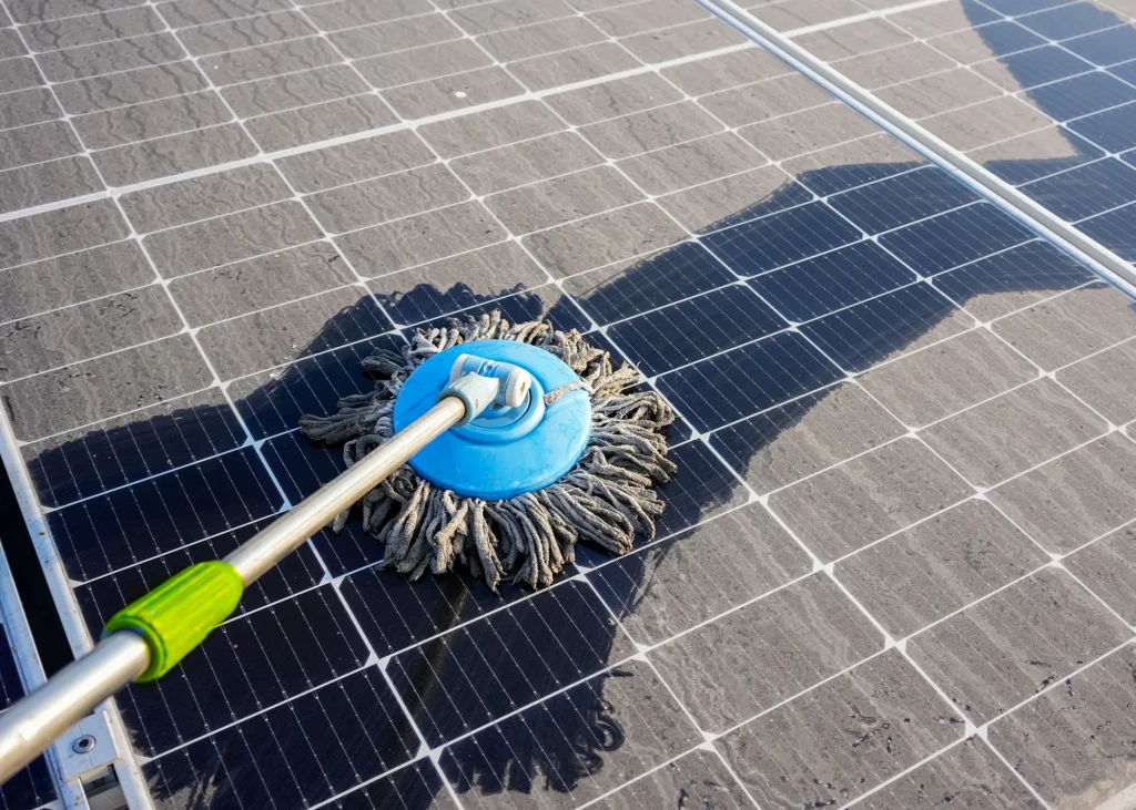 solaranlagen-reinigung-js-reinigung Photovoltaikreinigung, Solaranlagen-Reinigung, Reingung von Solaranlagen, Gebäudereinigung Langenhagen, Joseph Sarr, JS-Gebäudereinigung, Glas- und Gebäudereinigung Langenhagen und Umland